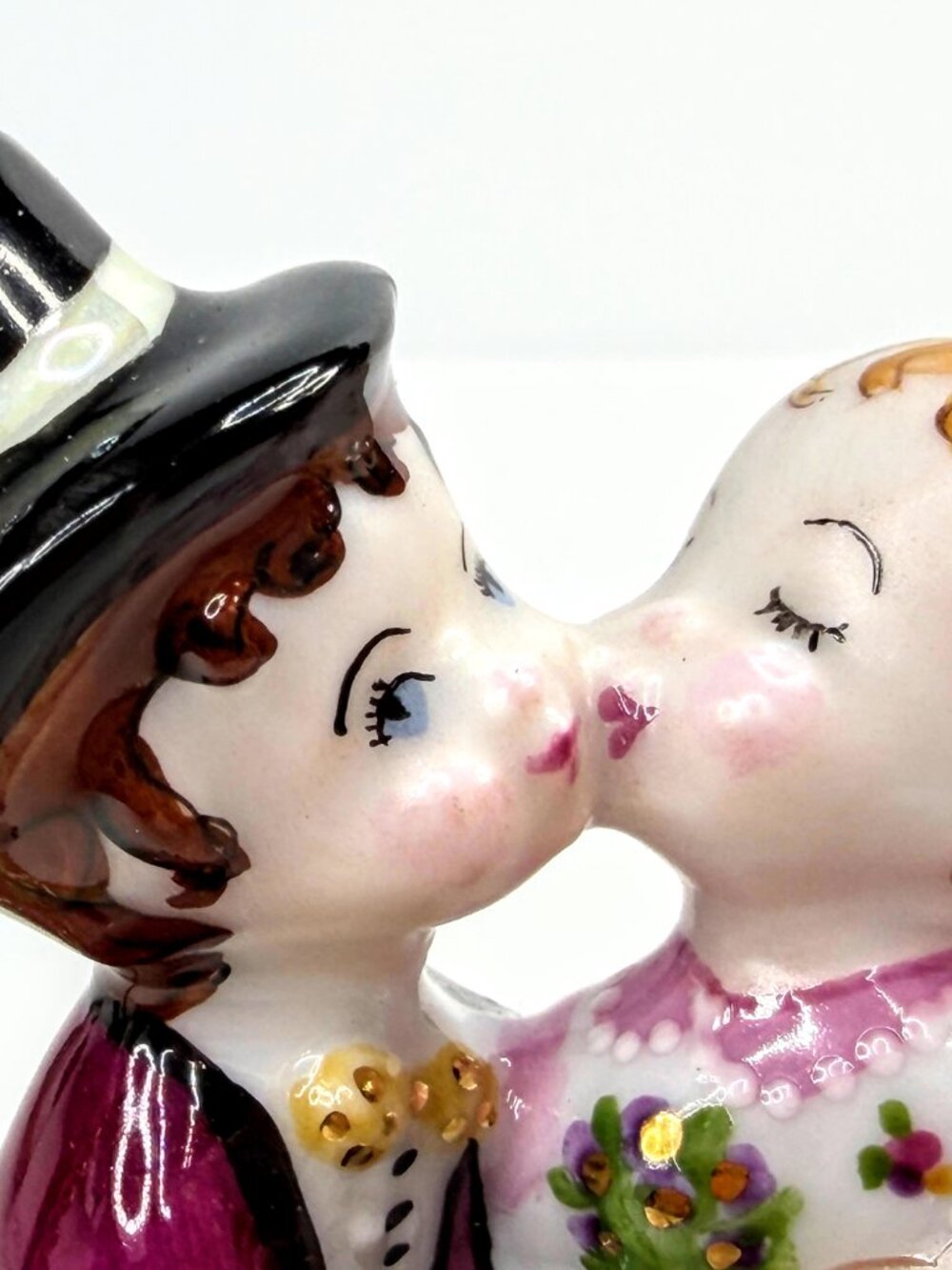 Vintage Limoges France Wedding Couple Kiss Hinged Trinket Box A1057